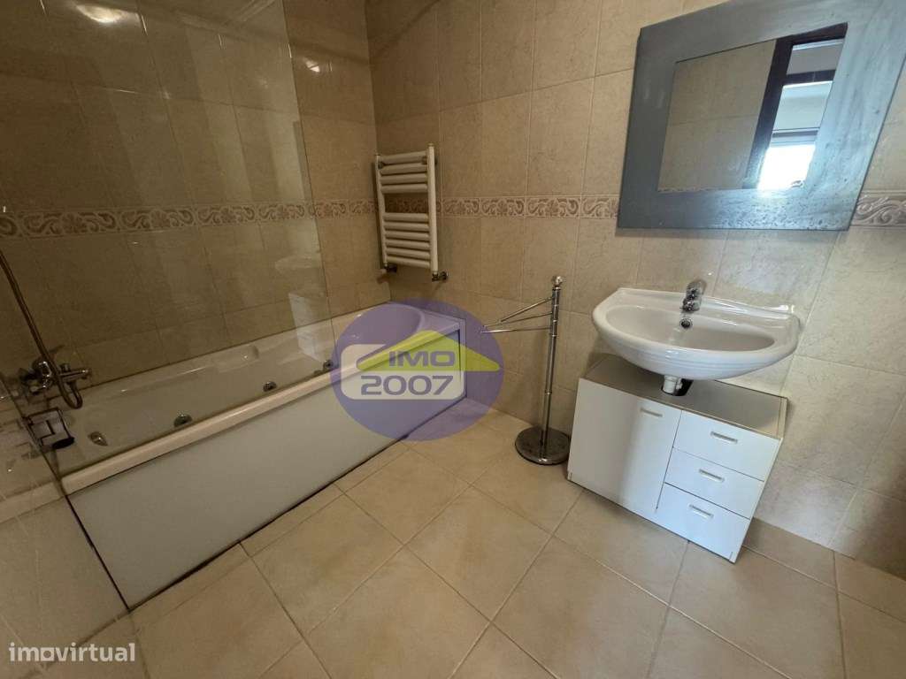 Apartamento T3 com terraço em Paços de Brandão-17