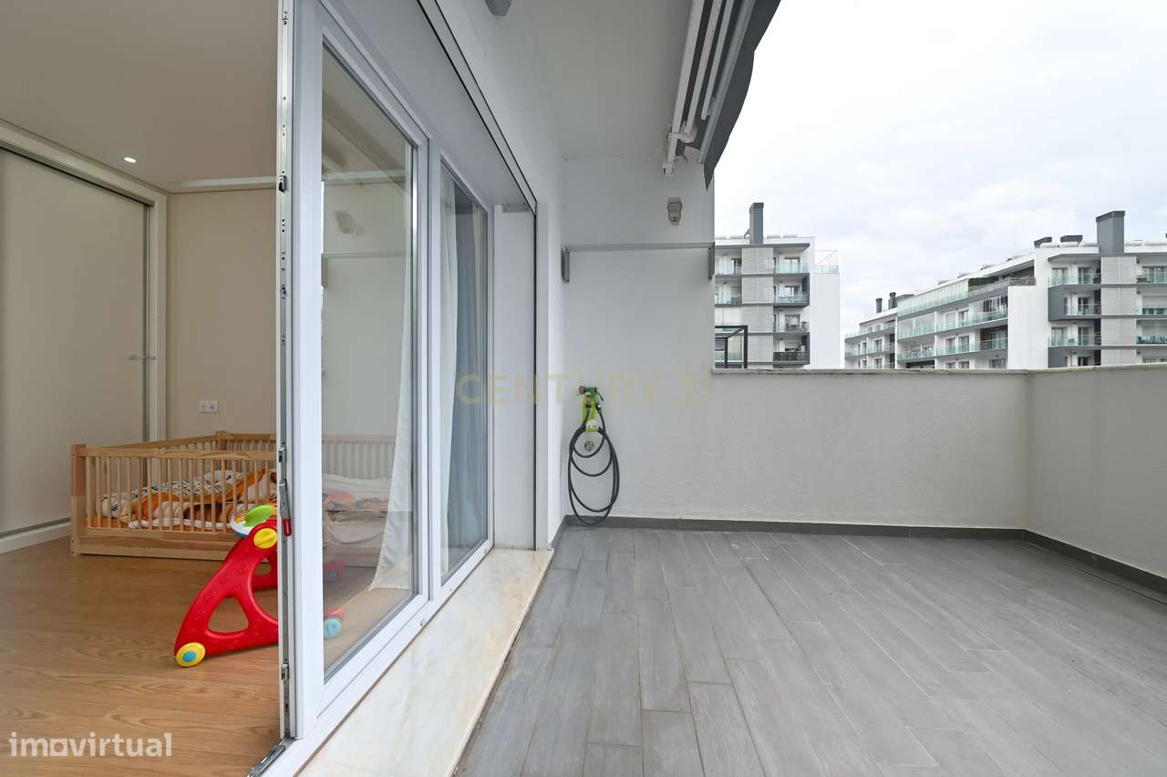 Elegante T2 com 2 Amplos Terraços e parqueamento  para Carro Elétrico-10