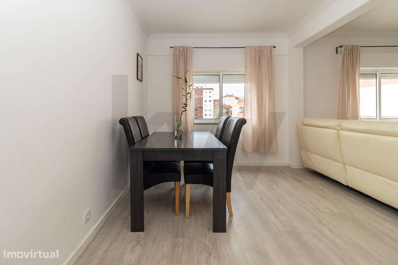 Apartamento T4 Duplex na Amora-9
