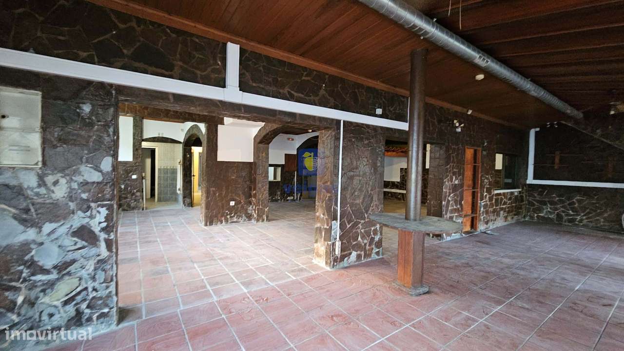 Edifício para Habitação e Comércio - Moradia T3 Renovada c/ Terraço e-33