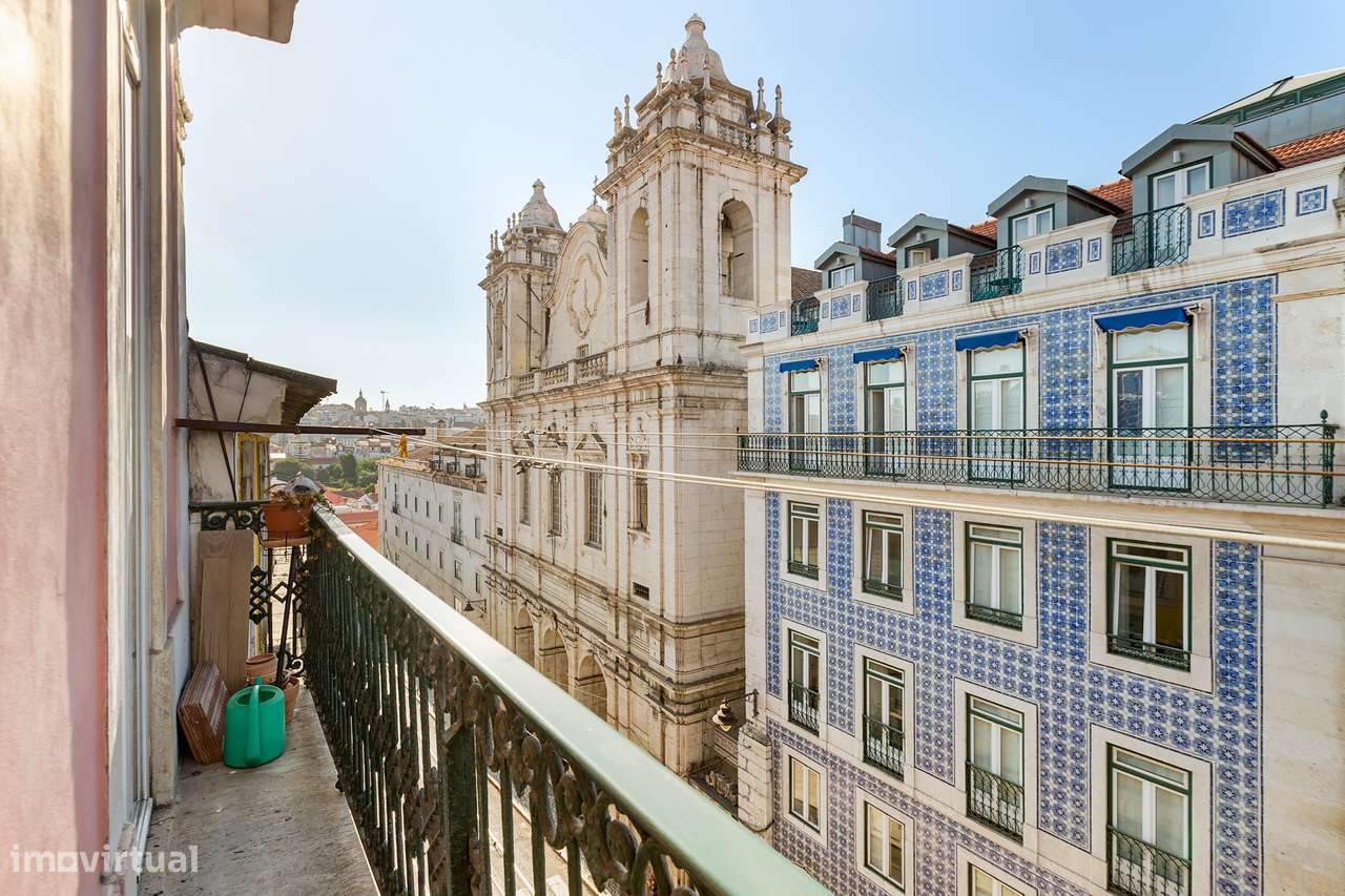 Apartamento T3 com vista desafogada entre Santa Catarina e Chiado-19