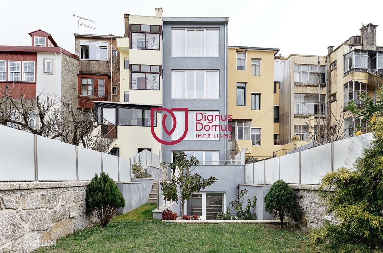 Duplex Renovado com Logradouro e Rendimento Garantido — Porto Centro-20