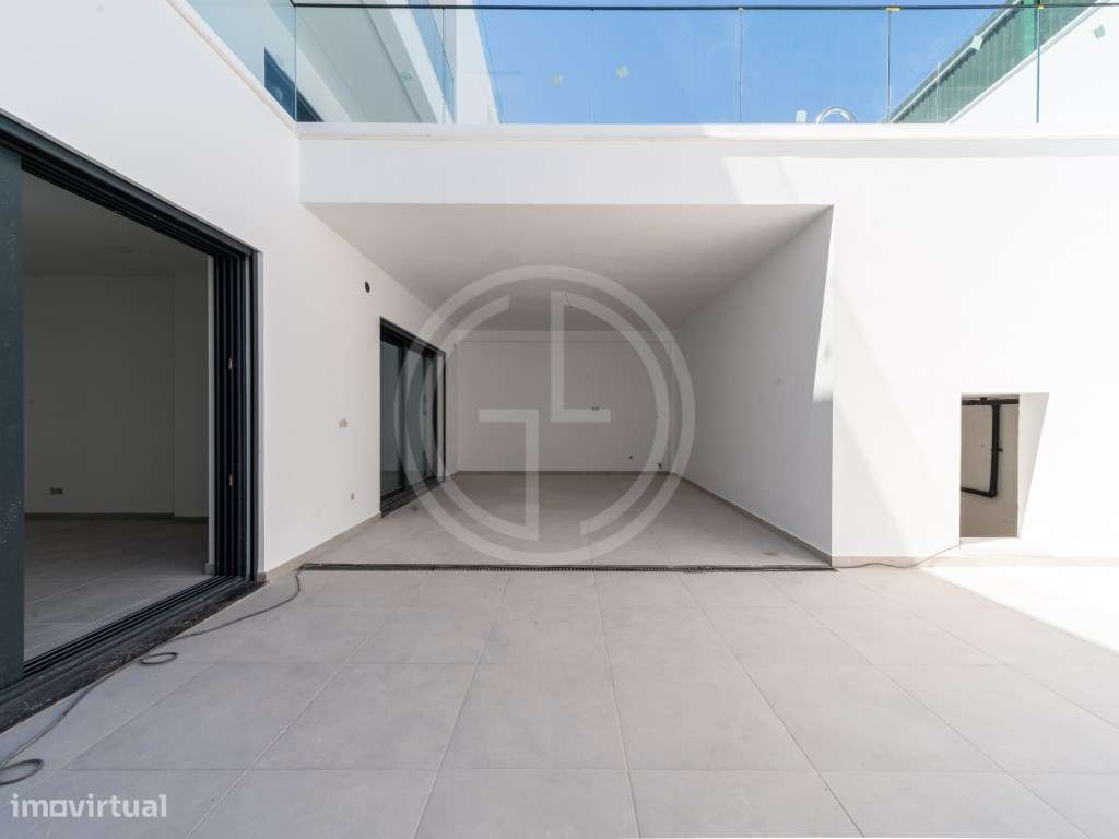 Moradia V3+1 com piscina privada em Gambelas-8