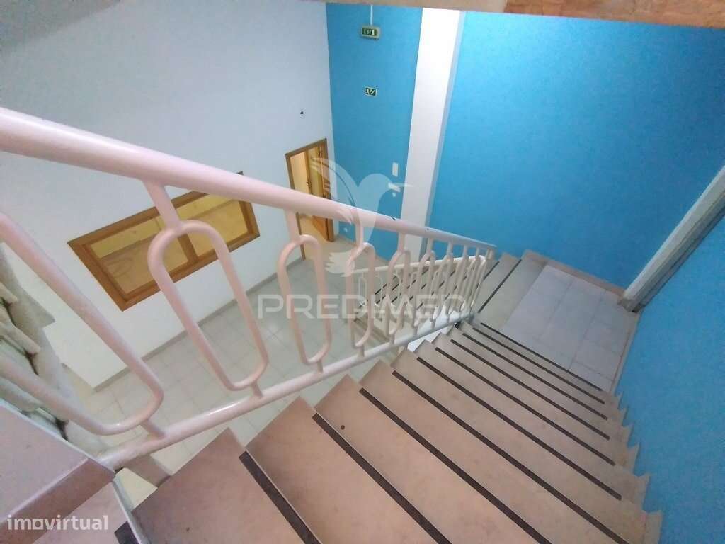 Vende se Loja  com 3 pisos Barreiro-17