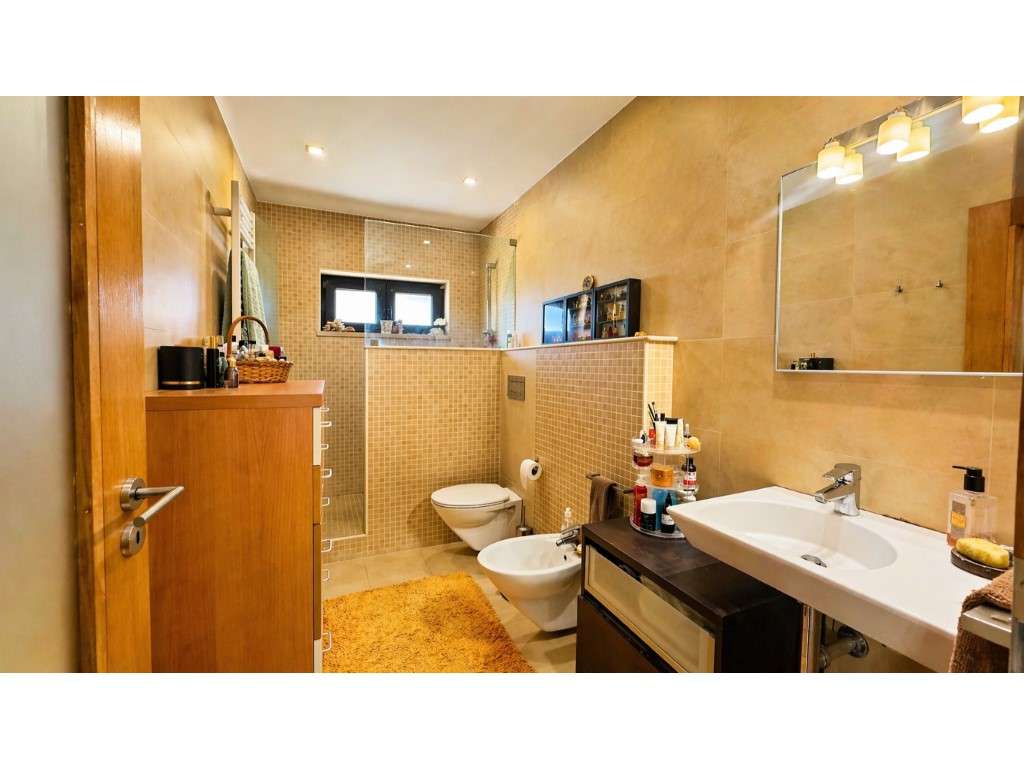 Moradia T4 isolada com piscina privada, jardim, garagem e 595 m² de...-28