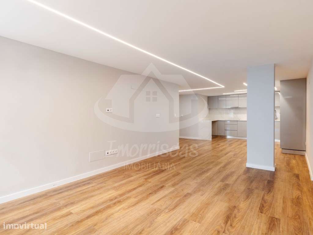 T3 Duplex Remodelado com Entrada Independente no Centro de Sacavém-11