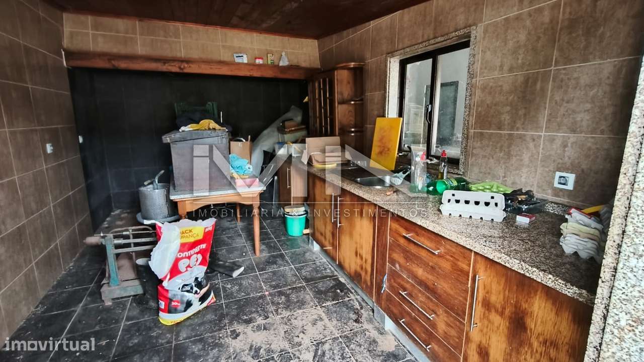 Terreno murado com construção - 2100m2-31