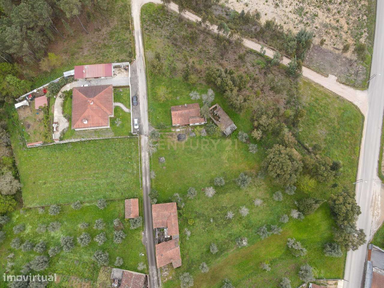 Moradia T3 para recuperar com terreno a 1,5km do centro de Vila Nova d - Grande imagem: 5/29