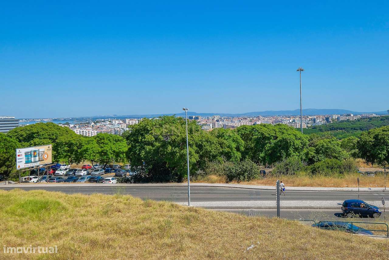 Apartamento T3  remodelado no Pragal-29