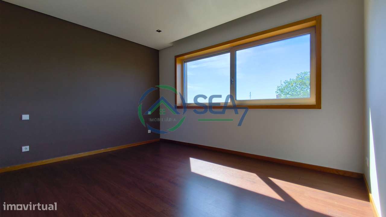 Moradia T6 com grande terreno, Meadela-36