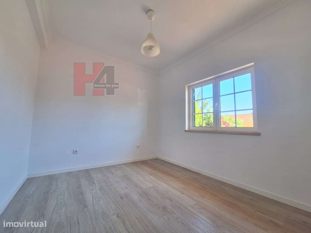 Moradia T4 com piscina inserida num terreno de 670m2 - Setúbal (OFE...-6