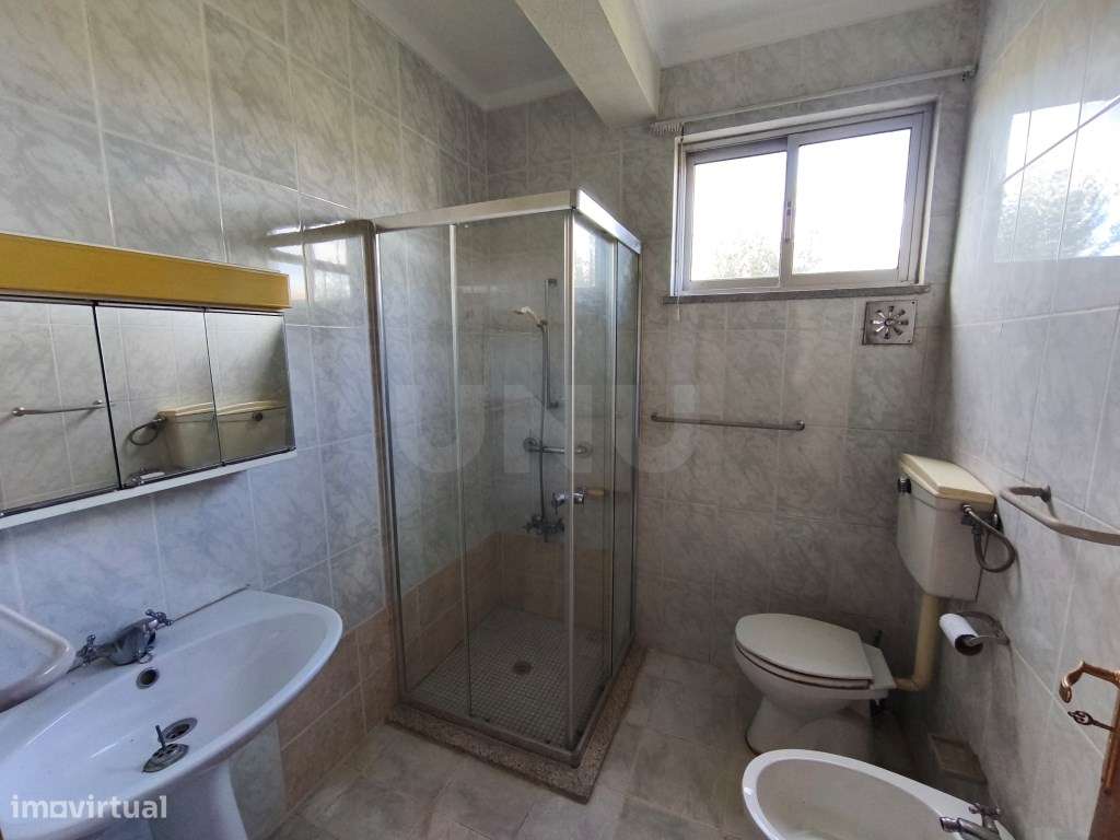 Moradia acolhedora, em aldeia tranquila e pronta a habitar-15
