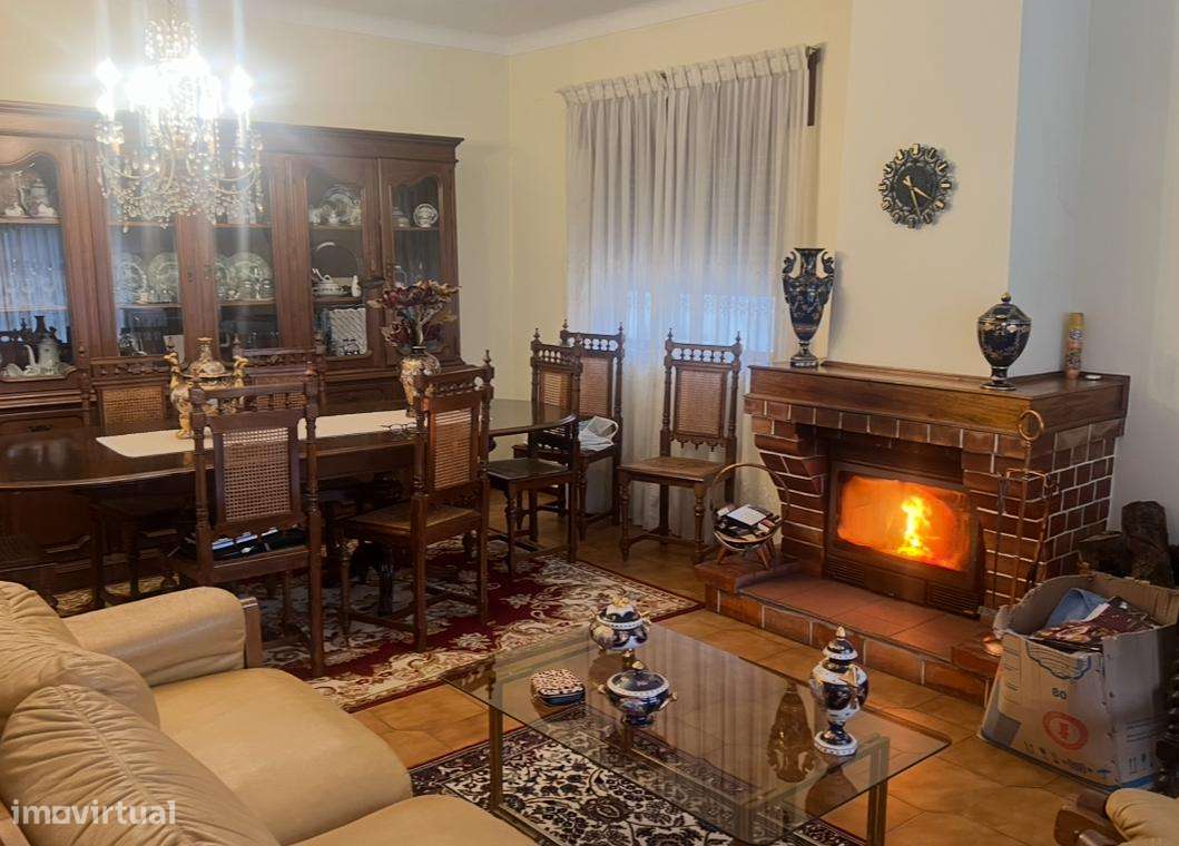 Moradia T4 com 3 LOJAS AREENDADAS E GRANDES TERRAÇOS - Peso da Régua-6