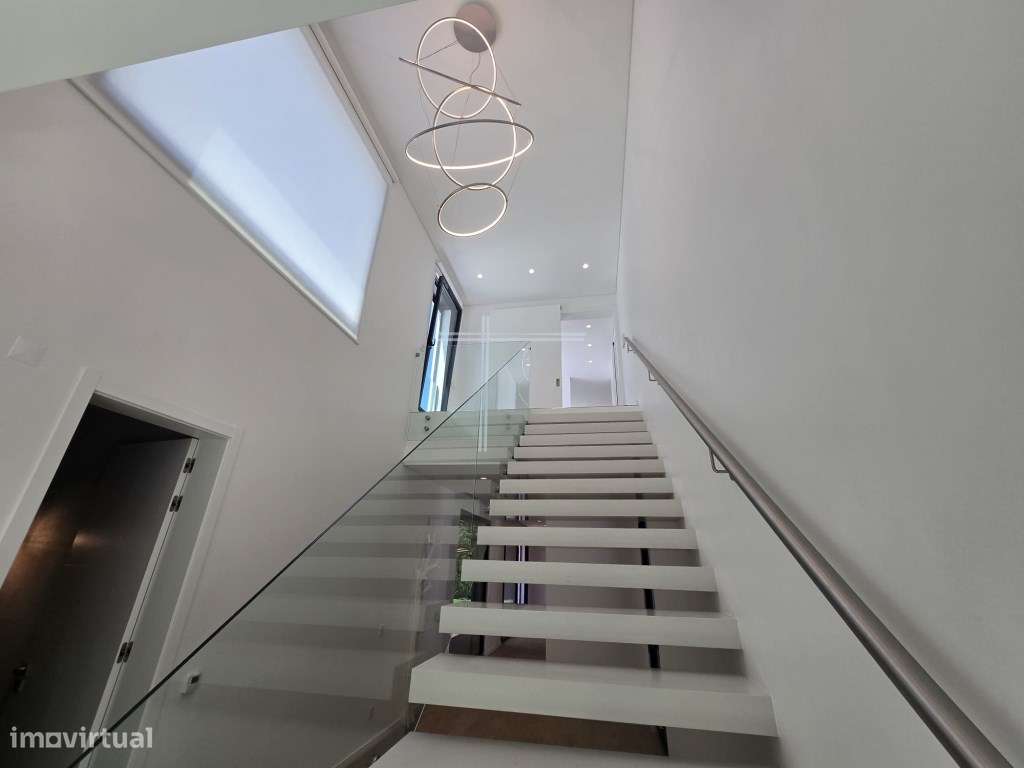 Moradia isolada T4, arquitetura contemporânea com garagem e piscina...-33