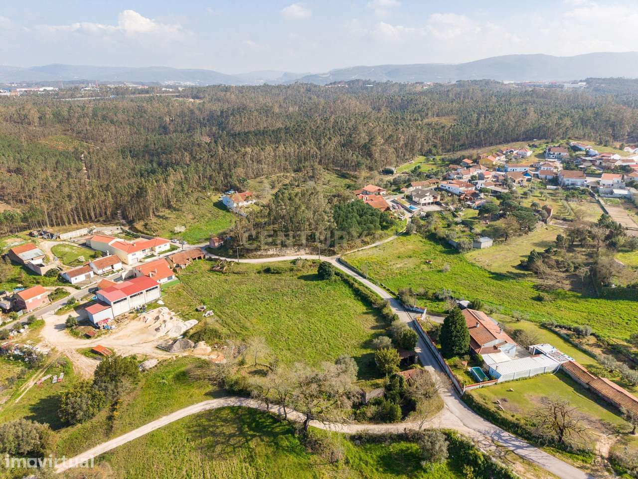 Moradia para recuperar implantada num lote de terreno de 7960m2, em Ru - Grande imagem: 3/17