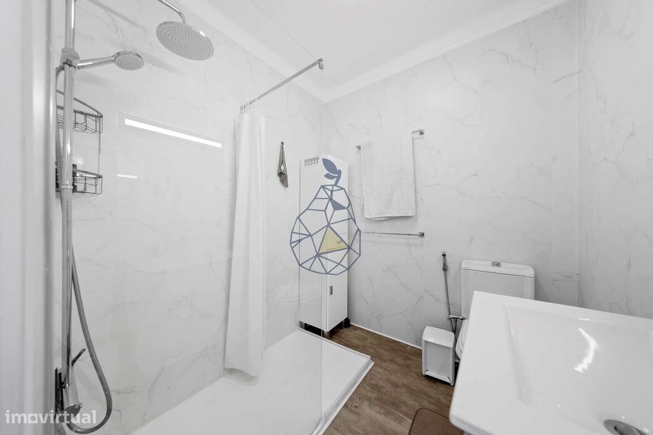 Apartamento Duplex T3 mobilado,  3 casa de banho ,Terraço, Vista Mar A-33
