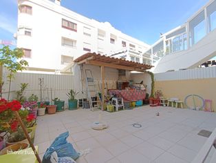 Apartamento T2 com quintal e churraqueira no centro de Corroios