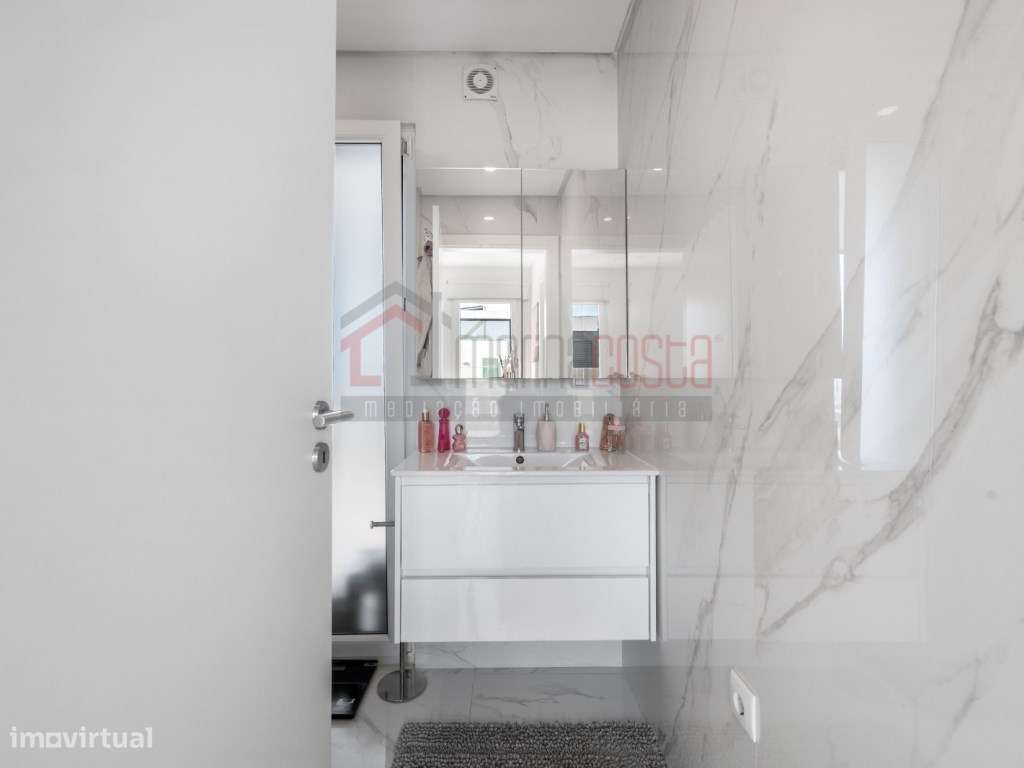 Moradia de Luxo T3 com Piscina e Vista Mar-38