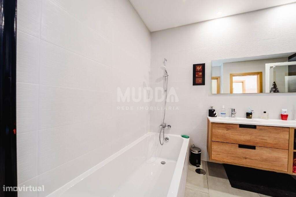 Moradia T3 Premium com Piscina, Jacuzzi e Design Contemporâneo na Foz-31