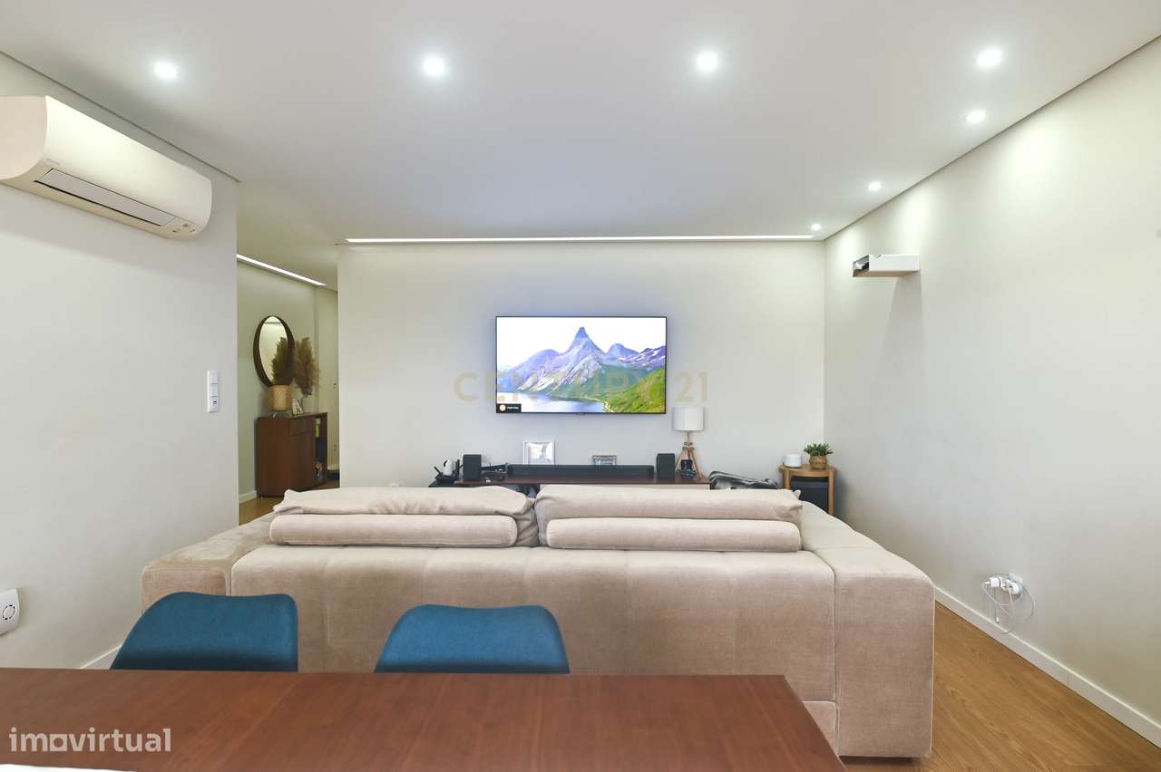 Elegante T2 com 2 Amplos Terraços e parqueamento  para Carro Elétrico-5