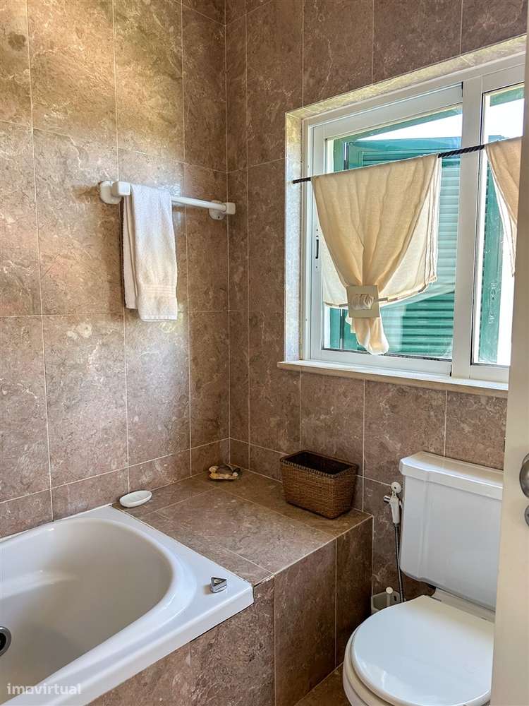 Moradia T5 com piscina e jardim a poucos metros da Praia do Alemão – A-55