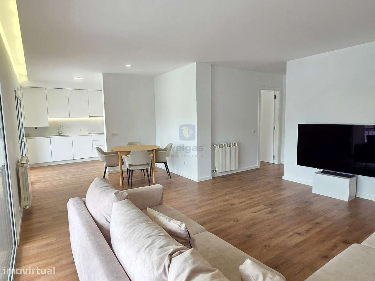 Apartamento semi-novo, T2, 2 WC, box p/ 2 carros e arrumos, em Leiria-5