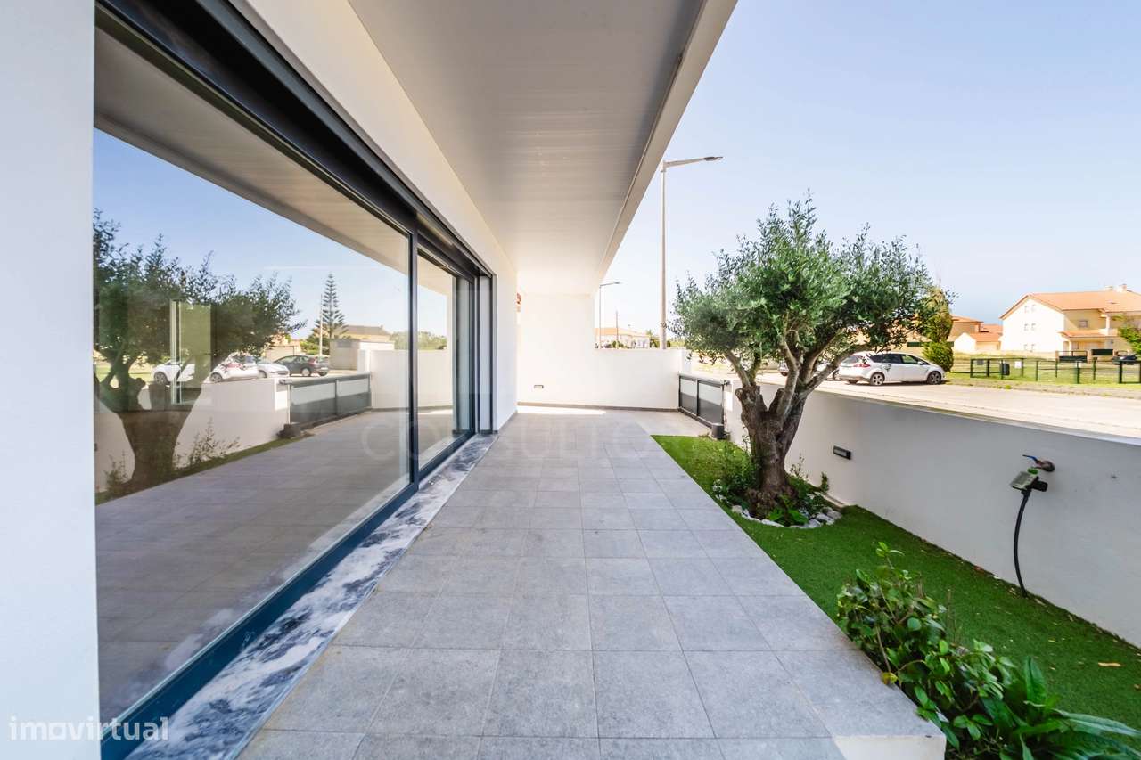 Moradia T3+2 Moderna com Vista Mar e Terraço Panorâmico-21