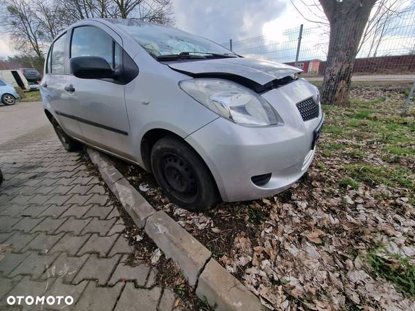 Toyota Yaris 2 na części - 8