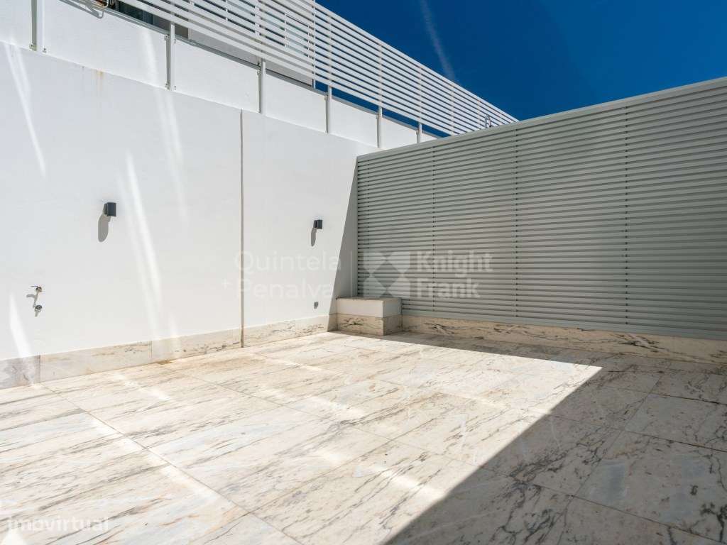 Apartamento T2 duplex com terraço e estacionamento nas Avenidas Novas - Grande imagem: 2/28