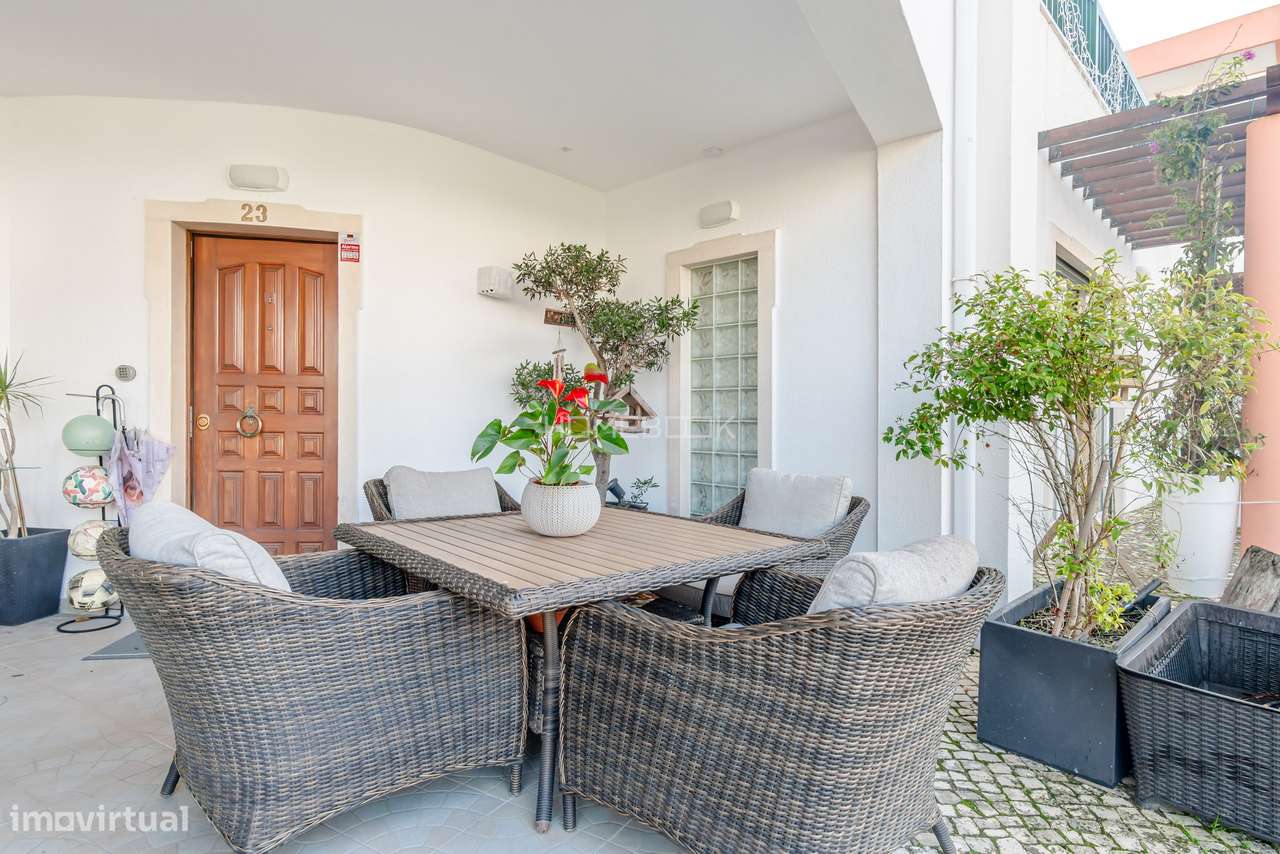 Moradia T5 renovada em condomínio fechado com piscinas, campo de ténis-50