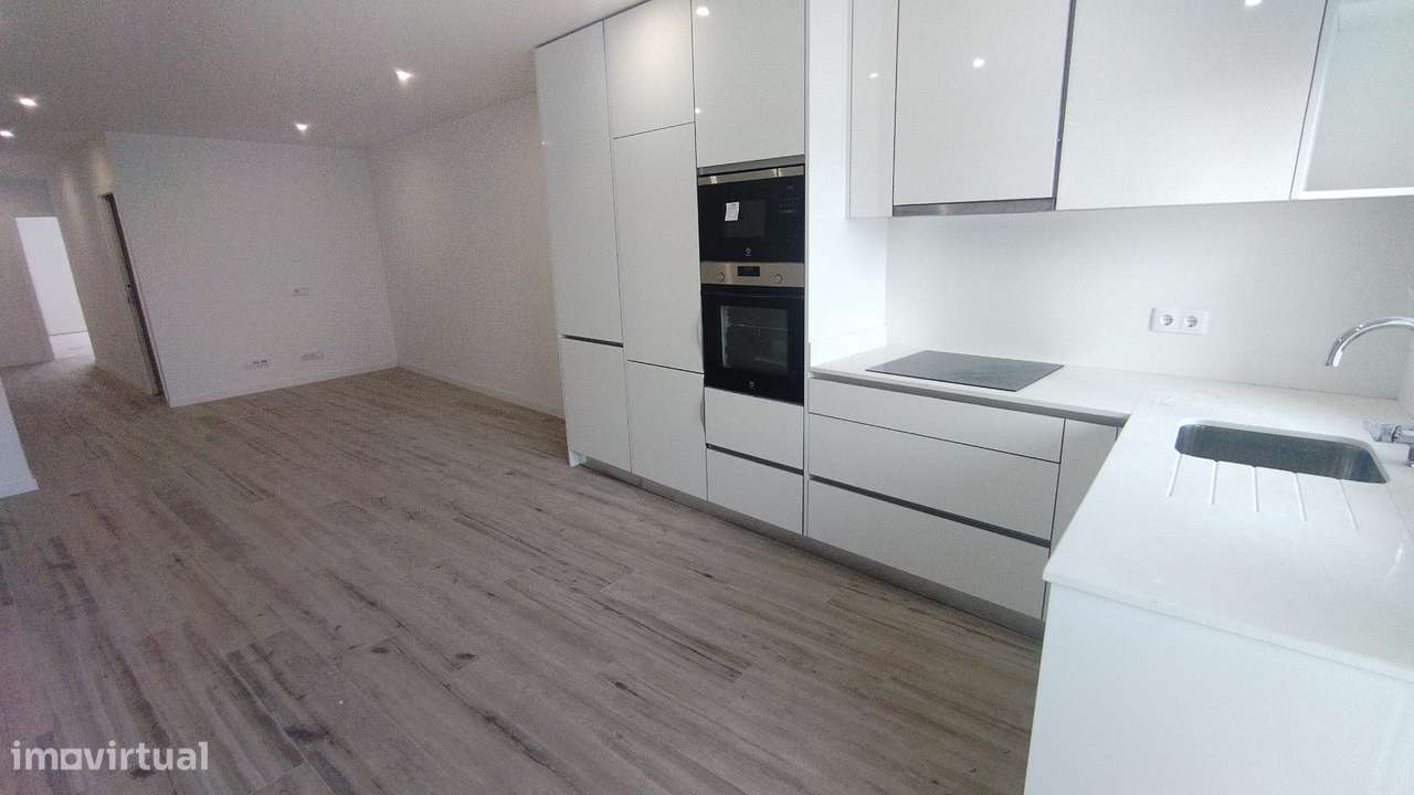 T1+1 com varanda, estacionamento e ar-condicionado! - Grande imagem: 3/16