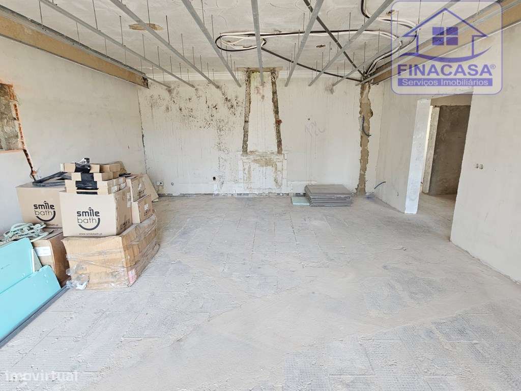 Moradia Isolada em fase de renovação/ remodelação com piscina e jar...-57