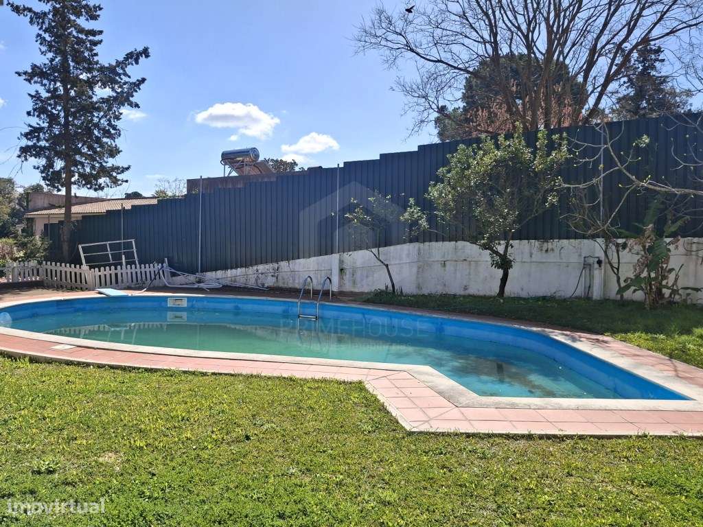 Moradia de Tradicional com Piscina em Lote de 2135 m² - Cotovia-18