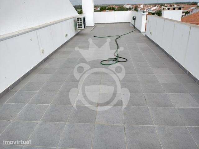 Moradia T4 Totalmente Renovada-7