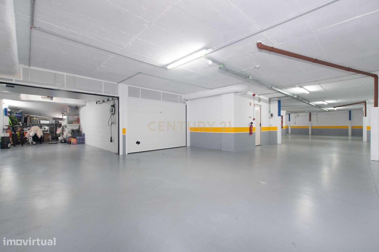 T4 Exclusivo com Terraço e Box para 2 Carros no Jardim da Amoreira-27