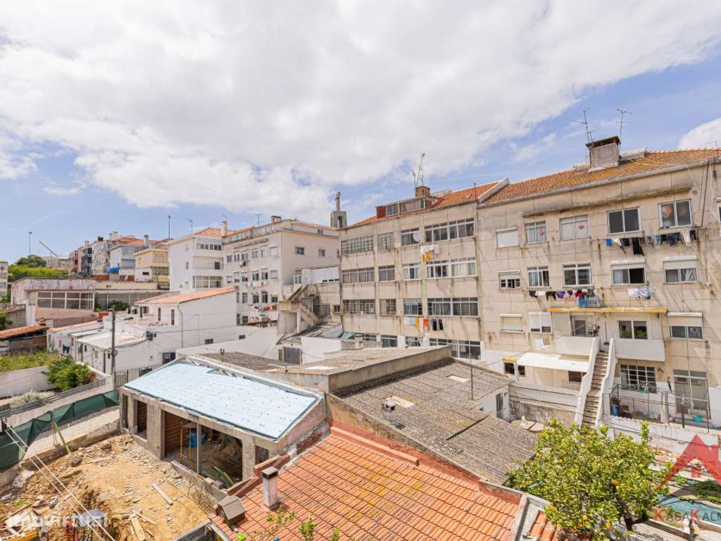 T2 Moderno e Acolhedor no Coração de Almada-15