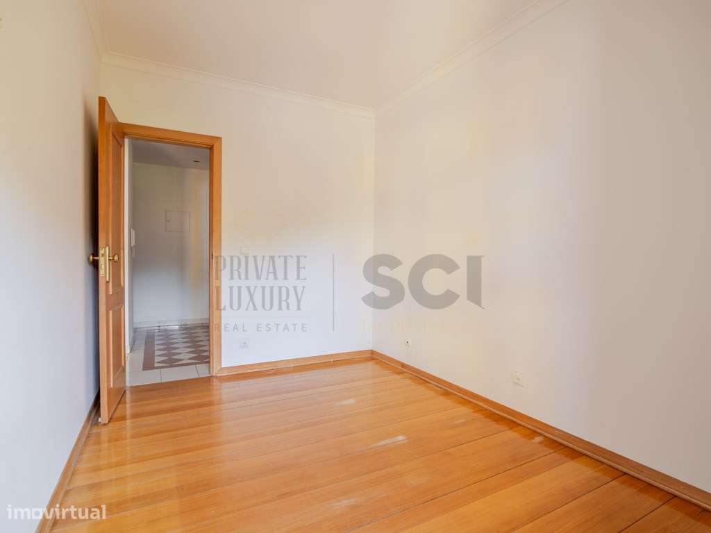 Apartamento T3 Parque da Paz Almada Arrecadação e Varandas-17