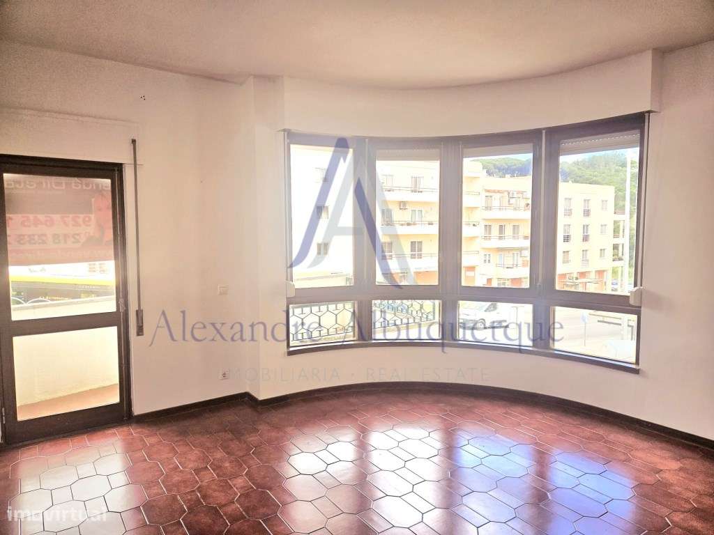 Apartamento T2 Com Terraco Arrecadacao E Parqueamento Sesimbra