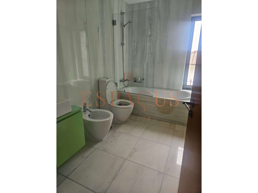 Moradia V4 com Vista Mar - Um Refúgio de Conforto e Elegância-36