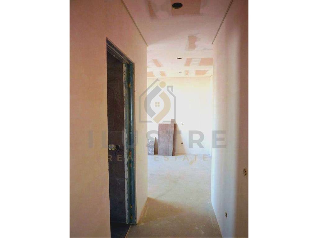 Moradia isolada com áreas generosas e piscina nos Foros da Amora-14