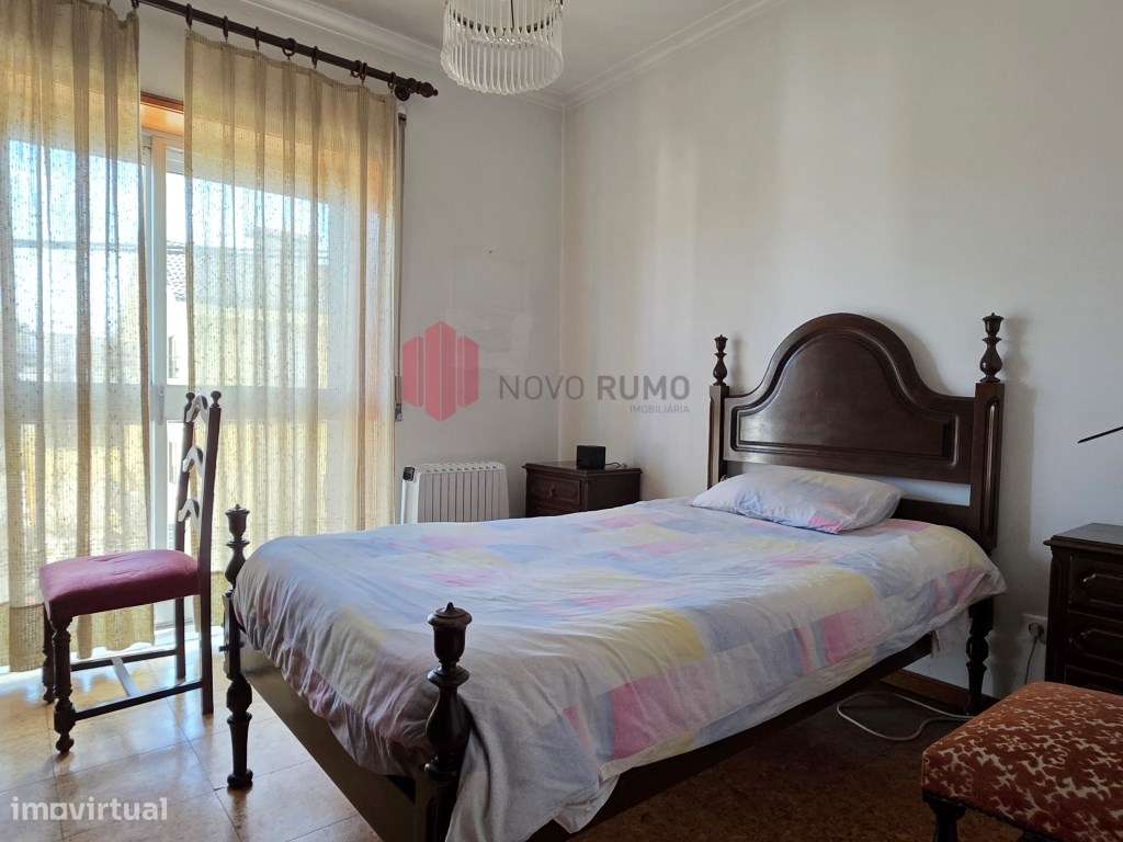 Moradia T3 de três frentes, com três pisos, anexos e garagem, inser...-16