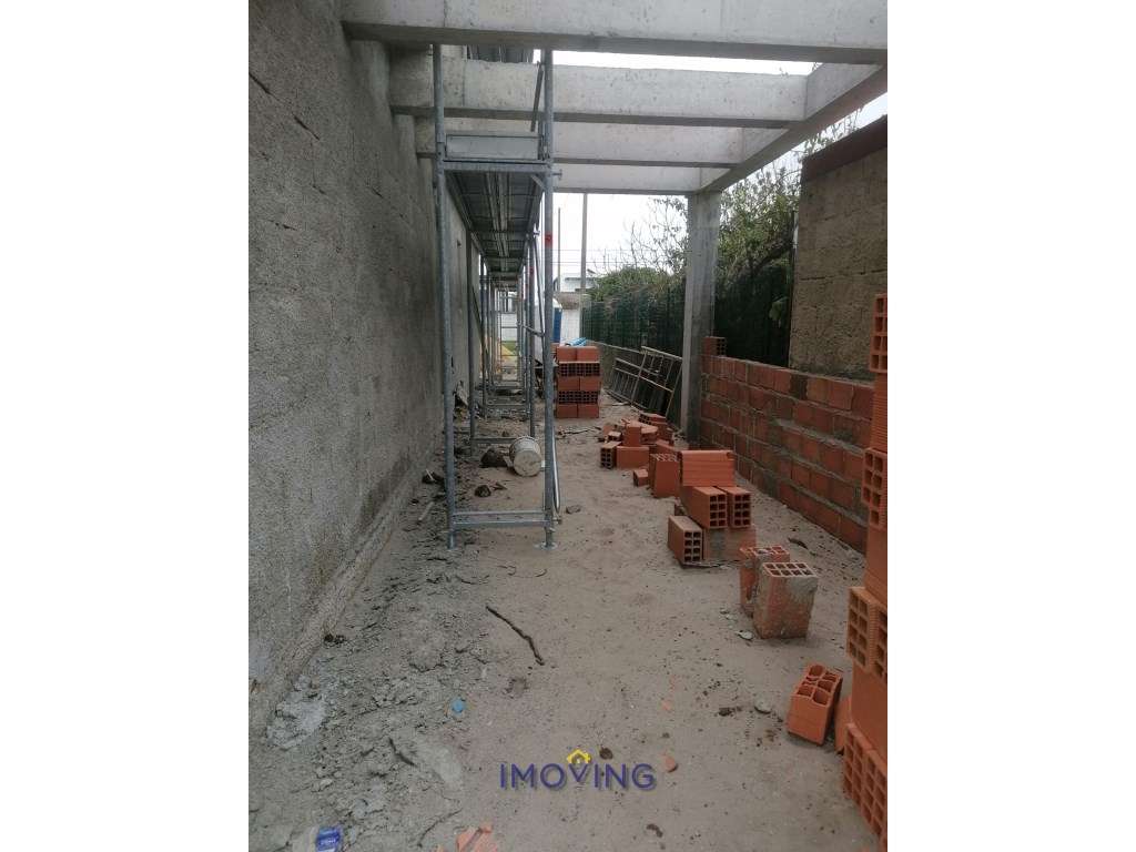 Moradia geminada com piscina em Fernão Ferro-10