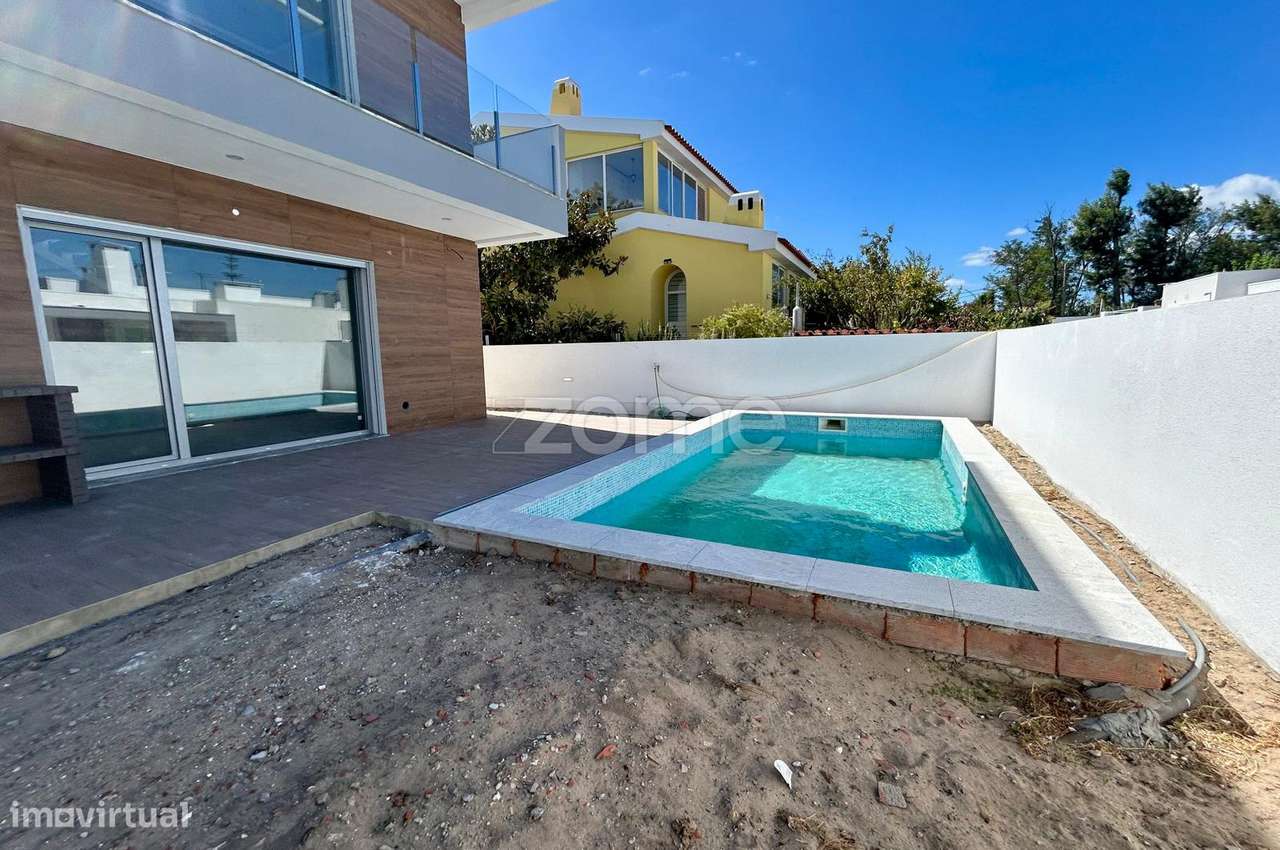 Moradia T4 com piscina, suíte e garagem em Azeitão-36