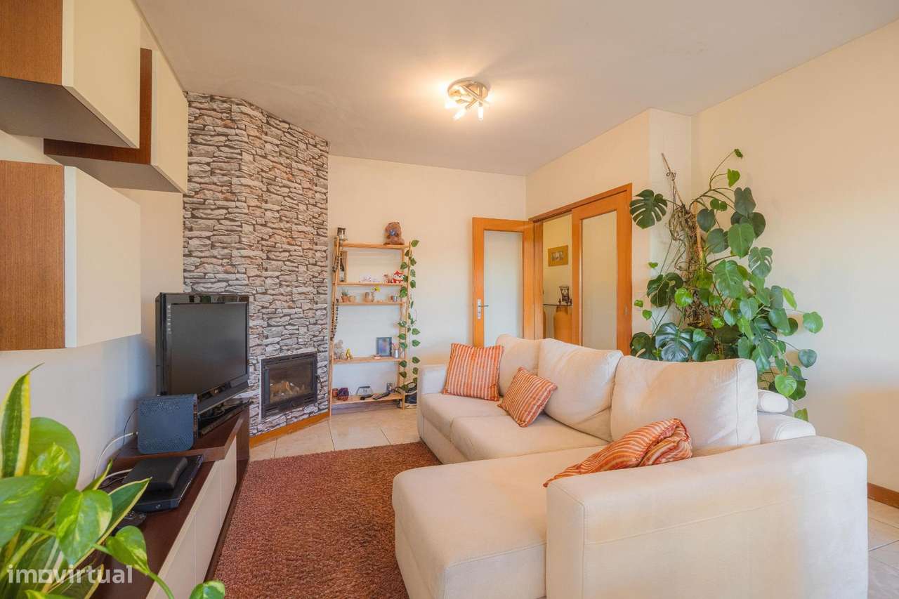 Apartamento T2, Gondomar, com varanda e 2 lugares de garagem-1