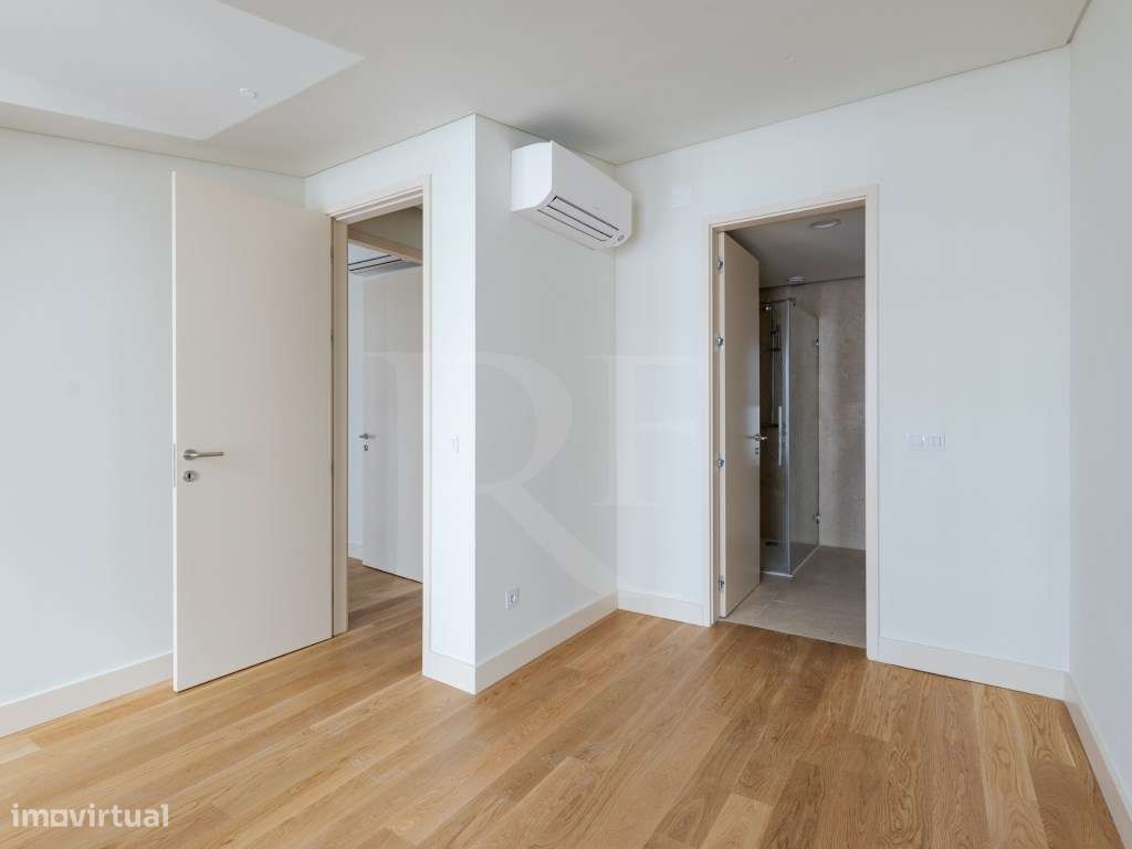 Apartamento T2 com varanda e vista rio em Lisboa-21