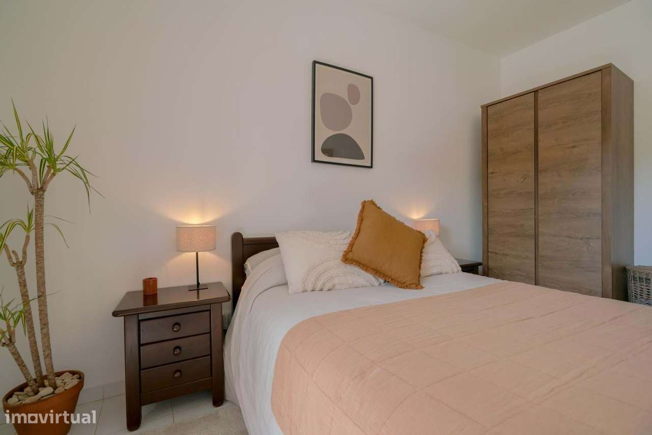 CHARMOSA CASA GEMINADA DE 3 QUARTOS E 2 c.BANHO NO CENTRO DA VILA DE B-22