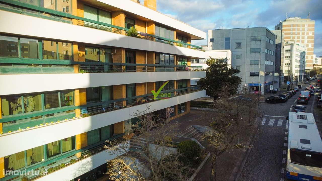 T. 4 com 3 lugares de garagem e arrumos - Centro da cidade da Maia - Grande imagem: 3/31