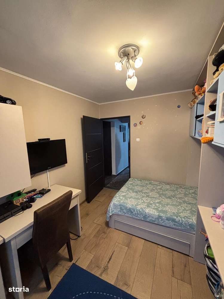 De vânzare apartament 3 camere decomandat Între Lacuri-2