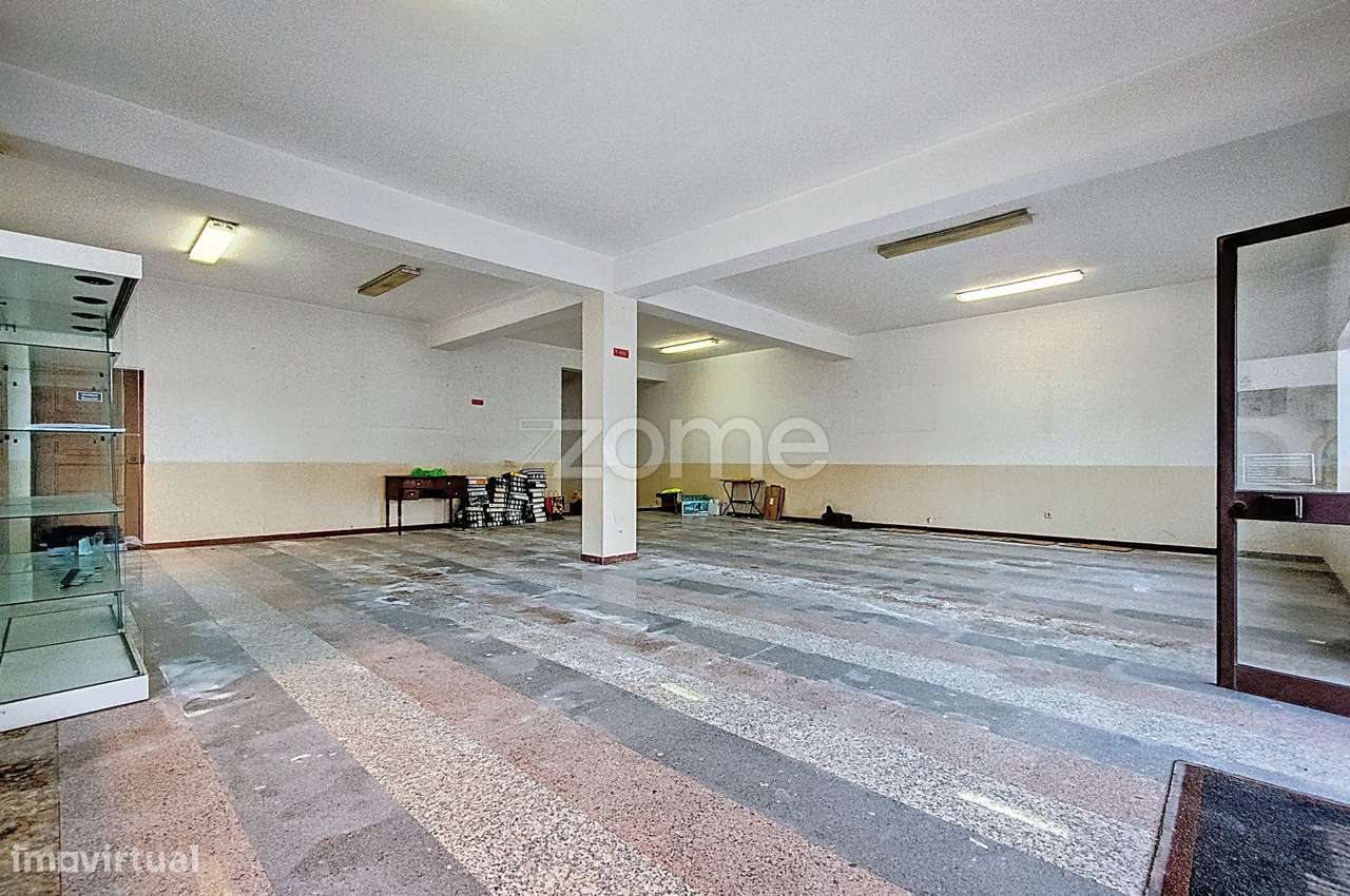 Loja no centro de São Bartolomeu de Messines com 216m2-26