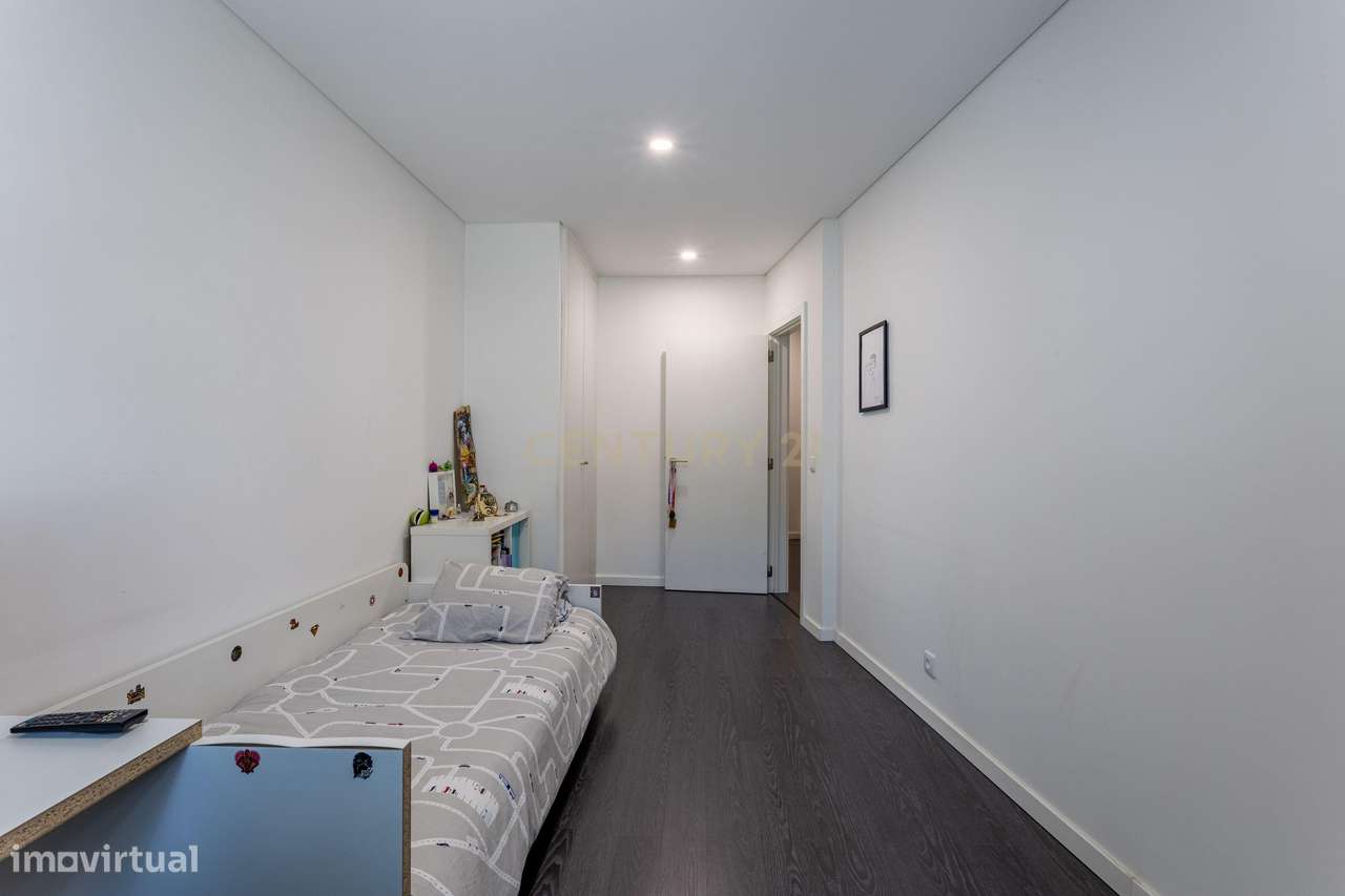 Procura espaço e conforto? Veja este T4 Duplex-17